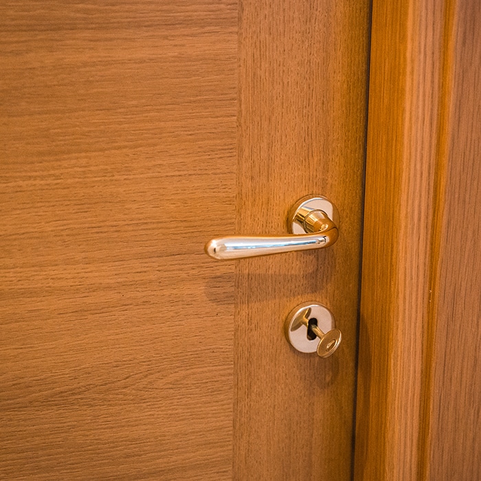 Montaggio-Porte-in-legno-a-scomparsa-Monza-brianza