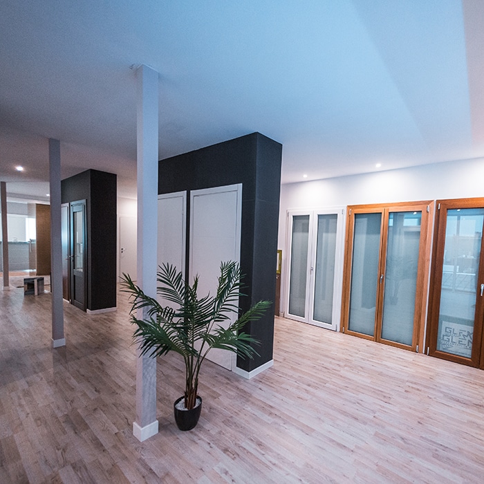 Sala-mostra-porte-laccate-laminato-legno